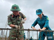 “方形帽徽”战士为灾区人民盖房子